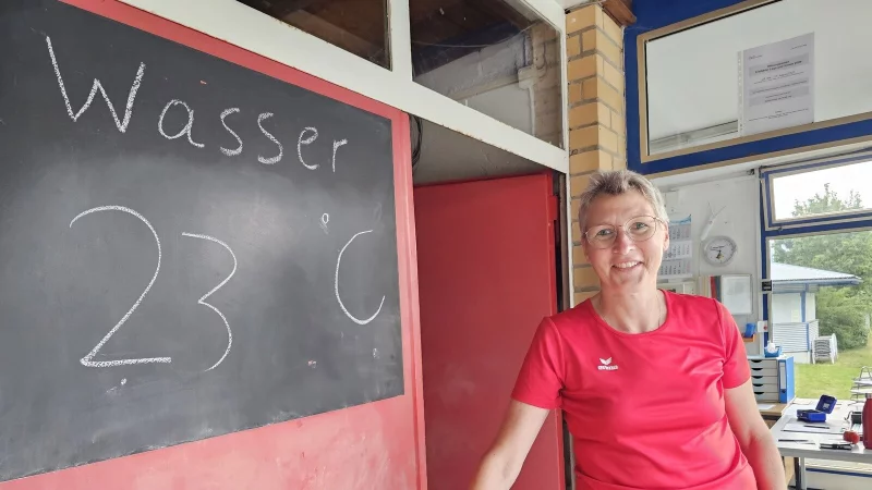 Schwimmmeisterin Evelin Biegner &uuml;bernimmt im Werreanger die Aufsicht beim Fr&uuml;hschwimmen. Das neue Angebot kommt sehr gut an. - &copy; Astrid Sewing