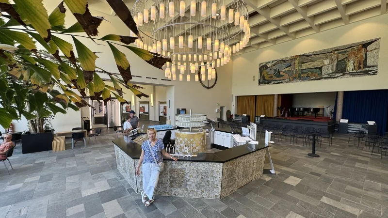 Bärbel Bunte in der Brunnenhalle. Vor allem der Kronleuchter hat es ihr angetan. - © Sven Kienscherf