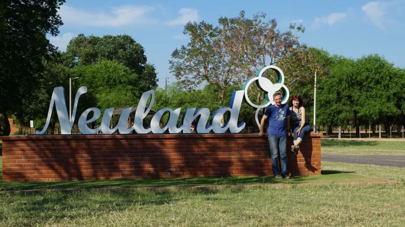 Willkommen in Neuland: Elli und Ernst Pankratz am Ortseingang zum Zentrum der Kolonie. Der Ortseingang ist auch ein beliebtes Fotomotiv. - &copy; Pankratz