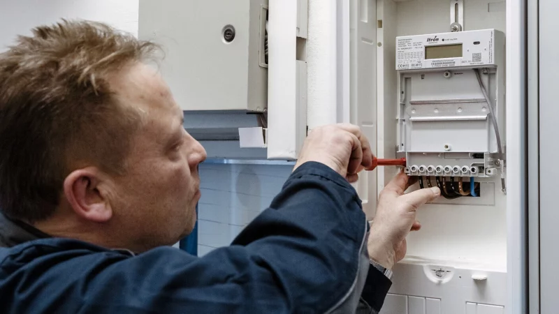 Ein Elektriker montiert einen digitalen Stromzähler. Nur wenn die Technik mitspielt, kommt ein dynamischer Stromtarif überhaupt in Frage. - © picture alliance/dpa