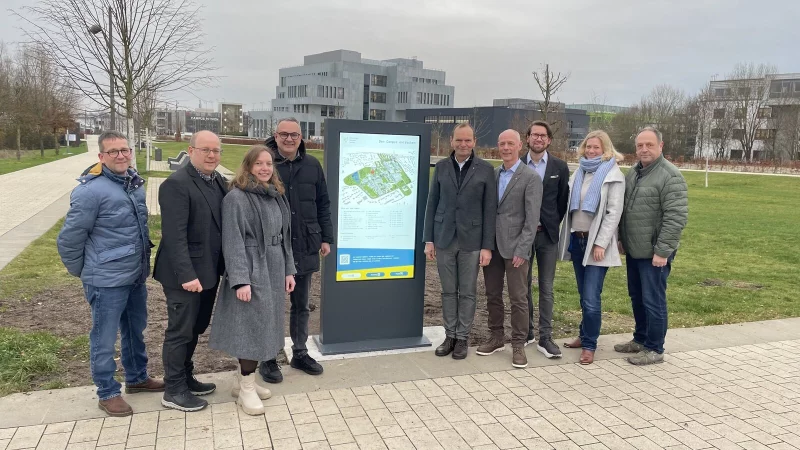 Vertreterinnen und Vertreter der Stadt, des Smart-City-Projekts, des Innovation Campus Lemgo e. V. und der TH OWL bei der Inbetriebnahme der neuen digitalen Stele: Dennis Ortmeier (von links), Joachim H&ouml;per, Nicole Baeumer, Markus Baier, J&uuml;rgen Krahl, Carsten Halm, Maximilian Schriewersmann, Antje Meier und Matthias Rath. - &copy; digital.interkommunal Kalletal-Lemgo