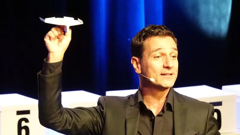 Schickte im Sommertheater auch Papierflieger auf die Reise: Thorsten Havener. - &copy; Axel B&uuml;rger