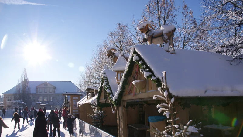 Wer Lust hat, schnappt sich seine Schlittschuhe (oder leiht sich welche aus) und dreht eine Runde auf der Eisbahn in der Lemgoer Innenstadt. - © Lemgo Marketing