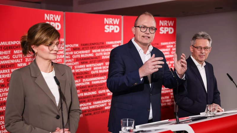 Jochen Ott (m.), designierter Spitzenkandidat der SPD f&uuml;r die Landtagswahl 2027, mit den beiden Landesvorsitzenden Sarah Philipp (l.) und Achim Post (r.). - &copy; Oliver Berg/dpa