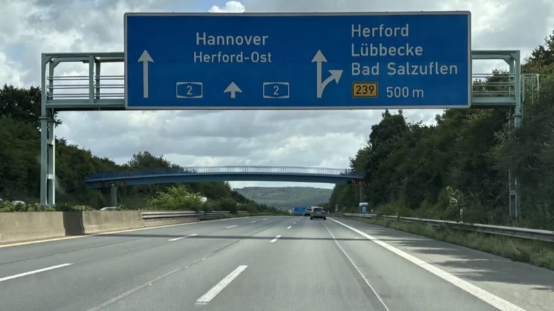 Die Fahrspuren auf der A2 sind in H&ouml;he der Schnapsbr&uuml;cke (im Hintergrund) wieder frei. - &copy; Thomas Reineke
