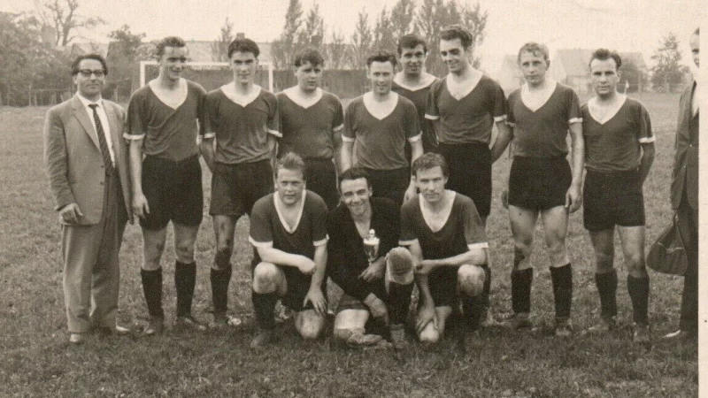 Pokalturnier in Helpup im Sommer 1961: Erwin Nowak, Betreuer, (hintere Reihe v. l.) Reinhold Jegodka, Roland Posteher, Willi Thomas, Helmut Schulz, Dieter Buhl, Rolf Holzkamp, Horst Seack, Ernst Hasselberg, Willi B&uuml;ker (halb im Bild). Vorne knien Kurt Kassen (v. l.) , Alfred Becker und Wolfgang Bollh&ouml;fner. - &copy; Repro: Horst Biere / Quelle: TSV