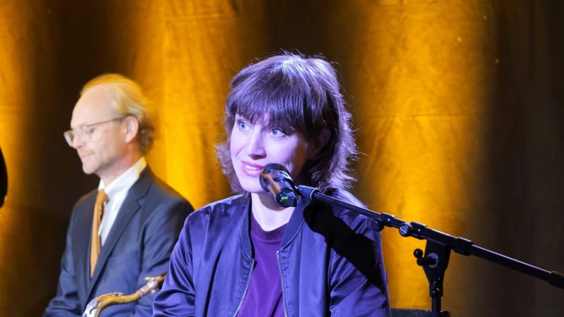 Musiker James Scannell und Schauspielerin Franziska Hartmann, die aus dem Band "Jugend" der d&auml;nischen Autorin Tove Ditlevsen liest. - &copy; Thomas Kr&uuml;gler