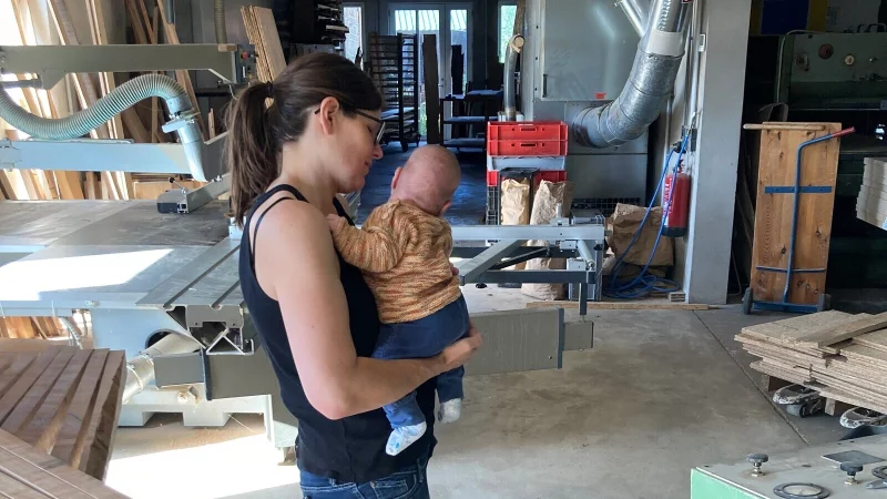 Harte Zeit: Tischlermeisterin Johanna Röh stand acht Wochen nach der Geburt ihrer Tochter trotz schwerer Geburtsverletzungen wieder in ihrer Werkstatt. Zum Stillen brachte ihr Mann die Kleine jedes Mal vorbei. - © privat