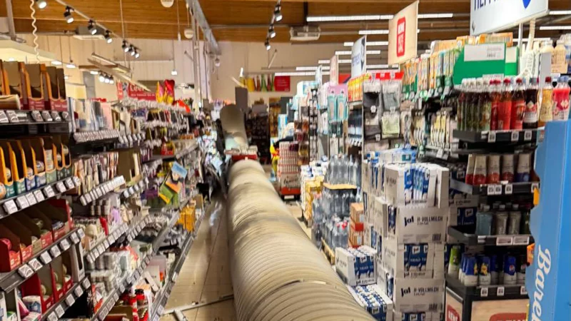 Sechs Menschen wurden in einem Supermarkt am Entruper Weg in Lemgo verletzt, als im Juni ein großes Lüftungsrohr von der Decke fiel. - © Archivfoto: Feuerwehr Lemgo