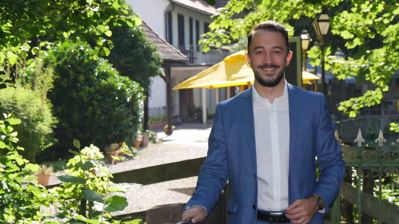 Der Horn-Bad Meinberger Bürgermeisterkandidat Celil Celik verbindet schöne Kindheitserinnerungen mit der Silbermühle und der nahen Quelle in Leopoldstal. Deshalb ist sie sein Lieblingsort. - © Jost Wolf