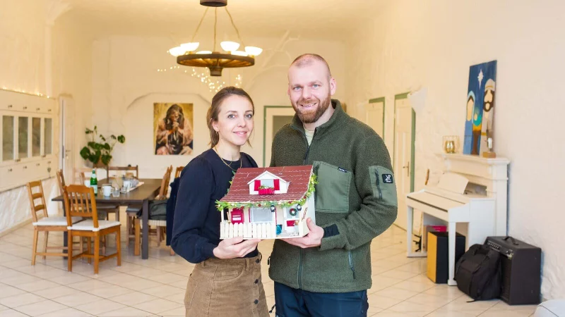 Jutta und Waldemar Dück sind leidenschaftliche Jugendhelfer. Das Ehepaar hat im Kreis Gütersloh ein „Mini-Kinderheim“ zur „familienanlogen Jugendhilfe“ errichtet. - © Andre Schneider