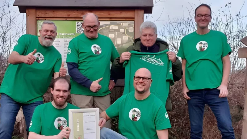 Das F&ouml;rsterpfadteam mit (hinten, von links) Ullrich Depping, J&uuml;rgen Tammoschath, Hans B&ouml;hm und Thomas H&ouml;nemann und (vorn, von links) Sebastian Overbeck und Bj&ouml;rn Winkler. - &copy; Fotorechte: F&ouml;rsterpfadteam