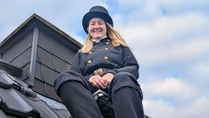 Sie liebt den Blick &uuml;ber die D&auml;cher: Kira Stork aus Bad Salzuflen hat im Januar 2020 ihre Ausbildung zur Schornsteinfegerin abgeschlossen, machte 2022 ihren Meister und ist mittlerweile selbst&auml;ndig. - &copy; Annika Langhagel
