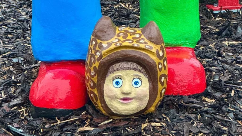 Der Kinderkopf wurde zwischen die Füße anderer Figuren gelegt. - © StKG/Klaus Ovenhausen