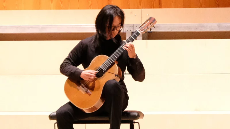 Mingjun Xus spielt Le Depart von Napoleon Coste. - &copy; Friedrich Wilhelm R&ouml;dding