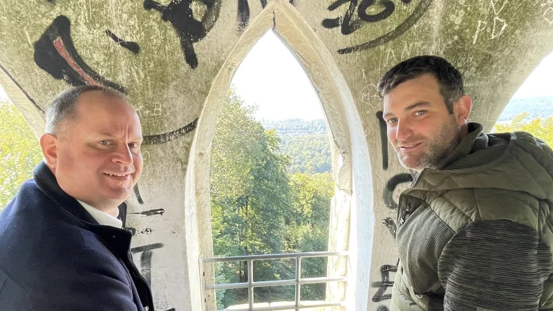 Blick aus dem Kahlenbergturm: Arne Brand (links, Allg. Vertreter Verbandsvorsteher und Leiter Abteilung Zentrale Infrastruktur) und Christopher Kroos (stellv. Leiter der Forstabteilung). - &copy; Silke Buhrmester