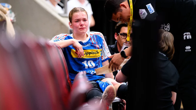 Mit Schmerzen auf der Bank: Blombergs Rückraumspielerin Ida Hoberg. - © Marco Wolf