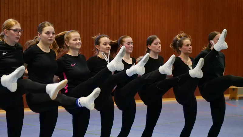 Evi Lilie (Vierte von rechts) probt mit der Prinzengarde des TuS Vo&szlig;heide flei&szlig;ig f&uuml;r den Katzenfutter-Karneval und engagiert sich zudem als Trainerin im Nachwuchsbereich. - &copy; J&ouml;rg Hagemann