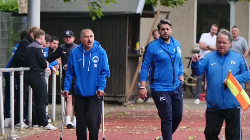 Ikram Ugram (links) und Erkan Cakmak, Trainer vom TBV Lemgo II, wähnten sich nach dem 5:1 in Kirchheide bereits in Sicherheit. Doch nach dem Punktabzug stecken sie plötzlich wieder voll im Abstiegskampf. - © Jörg Hagemann
