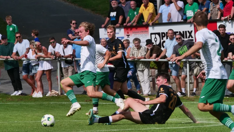 BCL-Kapit&auml;n Robin Schlingmann ist auch von Jerxens Alex Krist (am Boden) nicht zu stoppen. - &copy; J&ouml;rg Hagemann