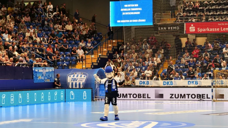 W&auml;hrend die Zuschauer auf der Videowand &uuml;ber Tonprobleme informiert wurden, &uuml;bernahm TBV-Maskottchen Hermann die Rolle des Einpeitschers. - &copy; J&ouml;rg Hagemann