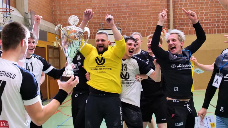 Detmold Pokalhelden Florian Sommer, Vincent Saalmann und Trainer Gero Leveringhaus gehen beim Anblick des Pokals steil. - © Jörg Hagemann