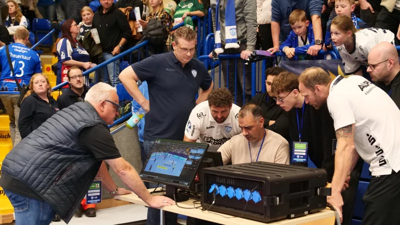 Videostudium nach dem Abpfiff: Dirk Everding (von links), Gesch&auml;ftsf&uuml;hrer J&ouml;rg Zereike, Trainer Florian Kehrmann, Yilmaz Dogan, FSJ-ler Thore Rahmlow, Co-Trainer Matthias Struck und Beiratsvorsitzender Roy von Maanen &uuml;berpr&uuml;fen am Bildschirm, ob beim Anwurf der Hannoveraner am Ende alles mit rechten Dingen zuging. - &copy; J&ouml;rg Hagemann