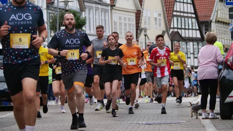 Vorsicht, kleiner Hund: Die 5km-Läufer in der Extertstraße. - © Jörg Hagemann