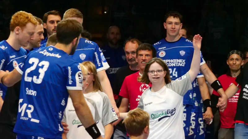 Beim Einmarsch mit den Bundesligastars kommt Freude auf bei den Gl&uuml;cksliga-Kids und den Special-Olympics-Athleten NRW. - &copy; J&ouml;rg Hagemann