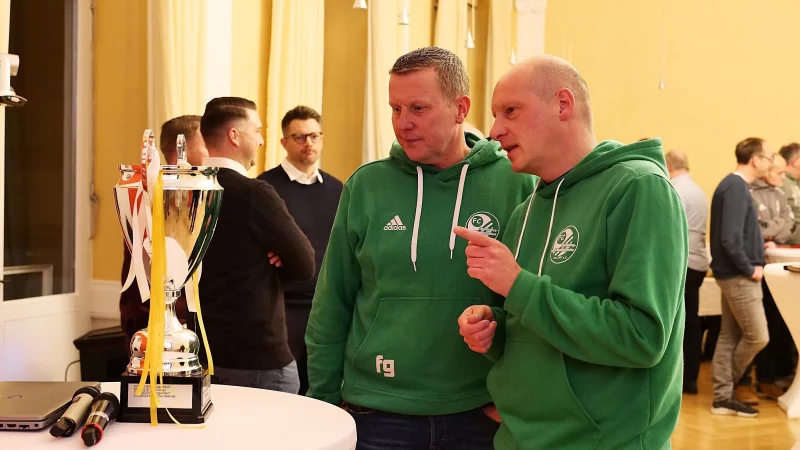 N&auml;hern sich dem LZ-Cup an: Frank Geise und Andreas Riepe (rechts) vom FC Schwelentrup-Spork/W. haben sich erstmals f&uuml;r die Endrunde qualifiziert. - &copy; J&ouml;rg Hagemann