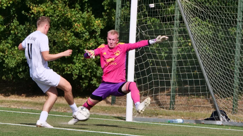 Fynn-Dario Mannel staubt zum 2:0 f&uuml;r den TuS Brake ab. TBV-Keeper Justin Tammert hat keine Abwehrchance. - &copy; J&ouml;rg Hagemann
