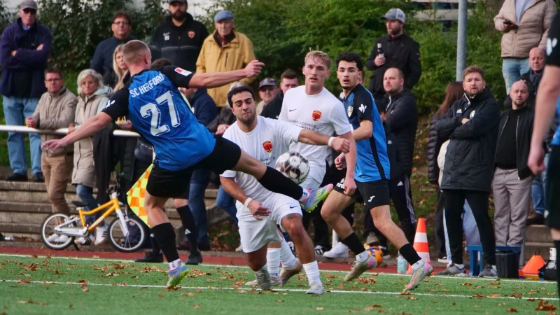 Herfords Lennart Wehmh&ouml;ner presst gegen Enis C&ouml;mert und Jakob Oborowski. - &copy; J&ouml;rg Hagemann