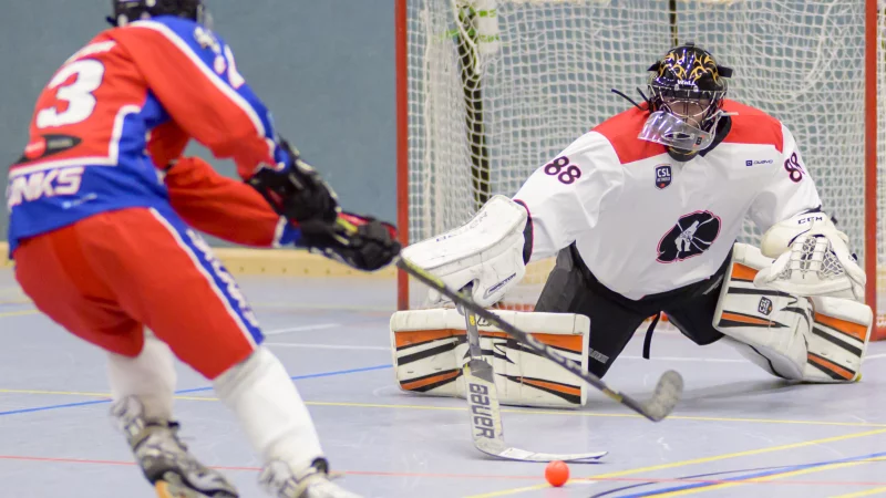 M&auml;chtig ins Zeug legen muss sich in dieser Szene CSL-Torh&uuml;ter Eddi Born (wei&szlig;), um den Ball noch im letzten Moment vor dem heraneilenden Monheimer St&uuml;rmer Leonard Redeker (rot) zu erwischen. - &copy; Egon Penner