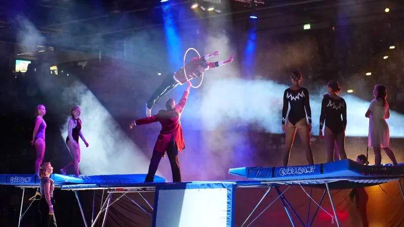 Auf der Sportgala wird Breitensport professionell inszeniert. 2022 begeisterten die Trampoliner der TG Lage. - © Jörg Hagemann