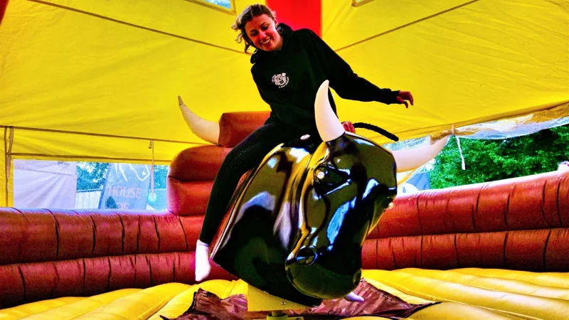 Chiara Pankok vom RuFV Cherusker Remmighausen hielt sich erstaunlich lange auf dem immer wilder werdenden Bullen. - &copy; J&ouml;rg Hagemann