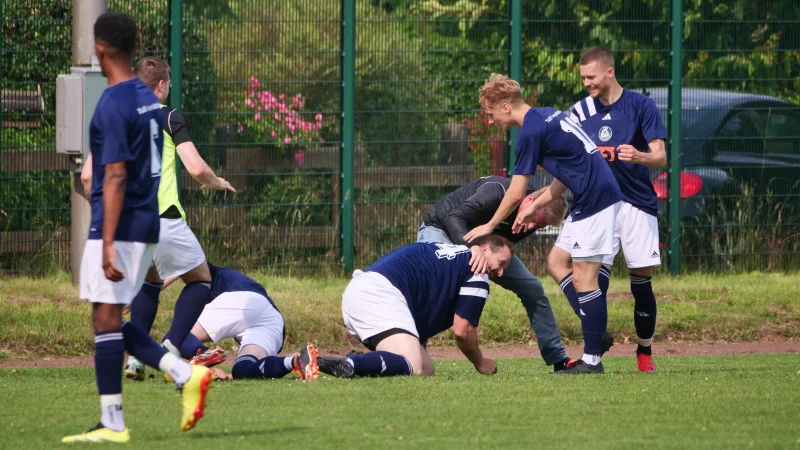 Spielertrainer Jan Plöger war in der 80. Minute nach seinem Tor zum 2:1 kaum einzufangen. - © Jörg Hagemann