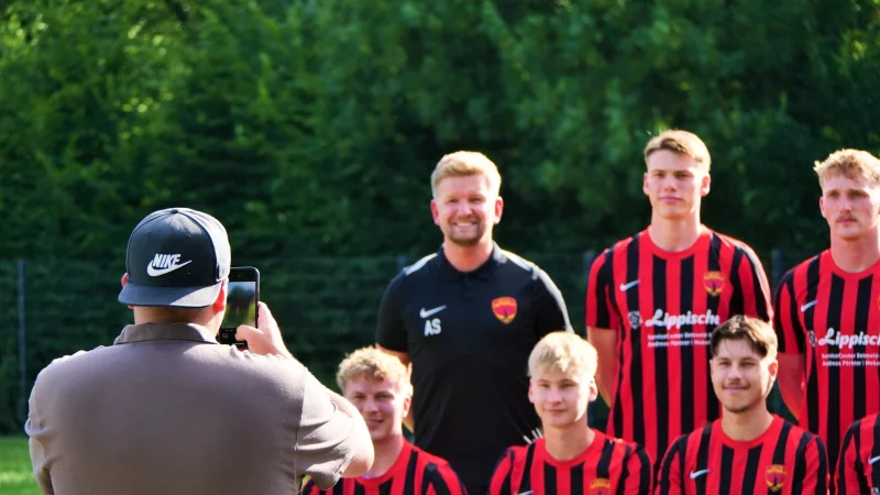 Die Fotos macht der Chef selbst: Sportlicher Leiter Michael Grundmann sorgt für Social-Media-Content. - © Jörg Hagemann