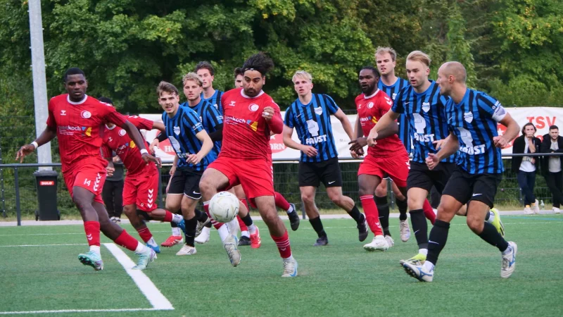 Tolga Pulat mischt die Jerxer-Abwehr auf. - &copy; J&ouml;rg Hagemann