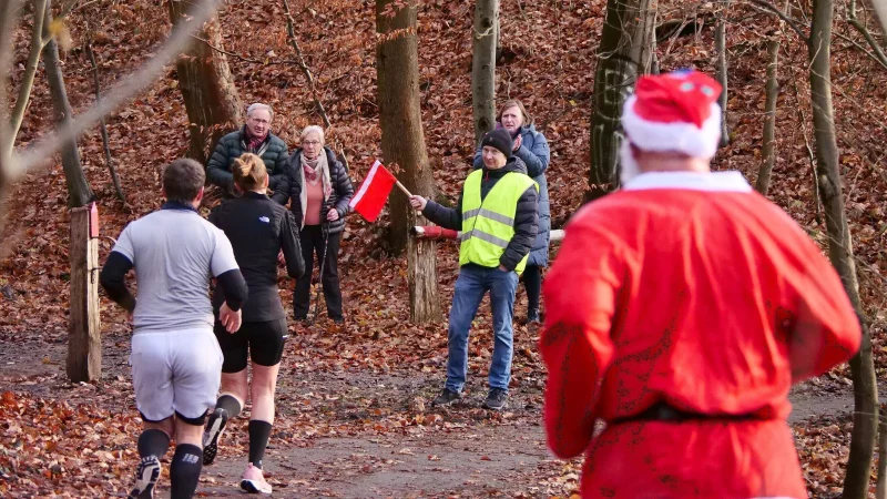 Einer der wichtigsten Männer beim Adventslauf: Streckenposten Thomas Fricke signalisierte mit seiner Fahne den Weg für die 5-km-Läufer und die 10-km-Läufer. - © Jörg Hagemann