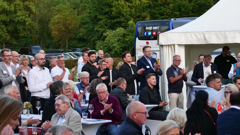Auch die TBV-Profis Tim Suton, Jan Mudrow, Mannschaftsarzt Volker Broy, Constantin Möstl und Adam Nyfjäll (in schwarzen Jacken) applaudierten für einen gelungenen Sponsorenabend am SchiederSee. - © Jörg Hagemann