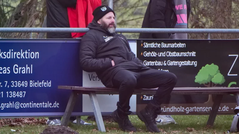 Trainer Mirko Westermeier hat seinen Platz auf der Bank des TuS Lipperreihe ger&auml;umt. - &copy; J&ouml;rg Hagemann