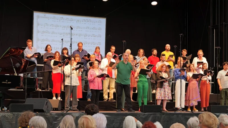 Open Air-Festtage zur Spielzeit-Eröffnung. Chordirektor Francesco Damiani bringt das Publikum zum Mitsingen. - © Thomas Krügler