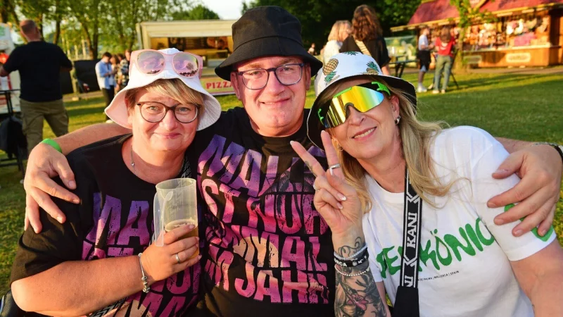 Melanie und Christian Stohlmann (von links) und Alex Thiel feiern am Schiedersee. - © Nicole Ellerbrake