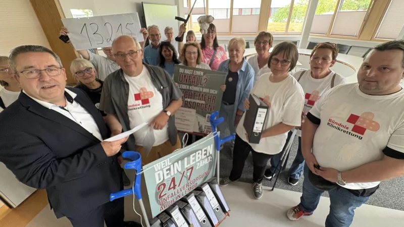 13.215 Unterschriften in neun Aktenordnern: Landrat Dr. Axel Lehmann (links) nimmt die neun Aktenordner von Aktionsbündnis-Sprecher Walter Brinkmann entgegegen. - © Martin Hostert