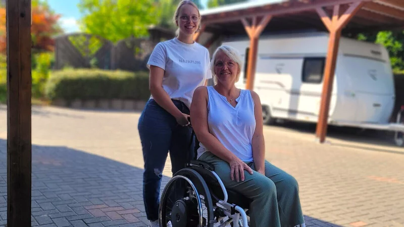 Tanja Seifert hofft, mit einem neuen Rollstuhl das Leben lebenswerter gestalten zu können. Sie leidet an der seltenen Stoffwechselkrankheit ADL. Eine genetisch bedingte Krankheit, deren Erbgut auch Tochter Annkathrin in sich trägt. - © Katrin Kantelberg