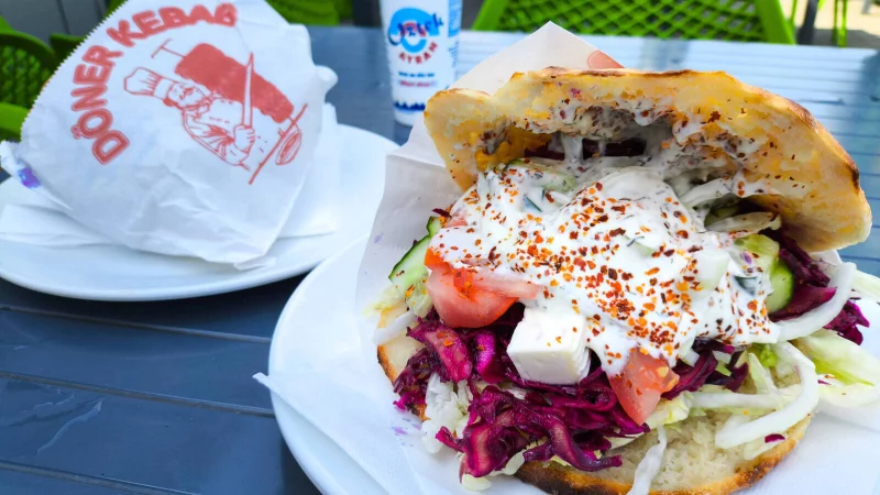 Frischer Döner in Paderborn: 2025 gibt's ihn hier für nur 6,50 Euro – der günstigste in NRW! - © IMAGO/Bihlmayerfotografie