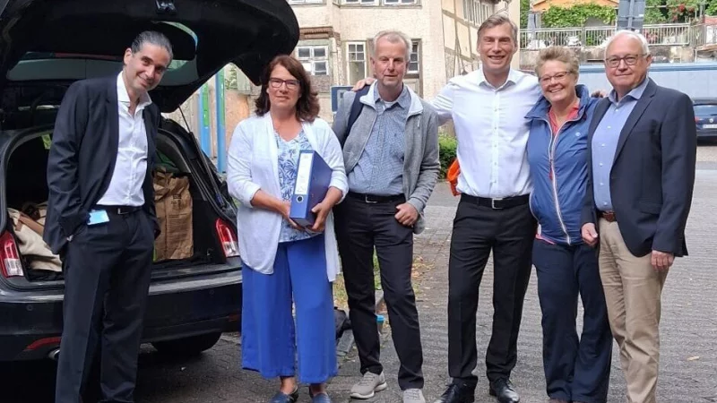 Karsten Dogar (v.l.), Kirsten Lehbrink, Hermann Dedert, Rocco Wilken, Stefanie Rothenstein sowie Jens Köster in Vlotho vor der Abfahrt nach Berlin. - © Privat