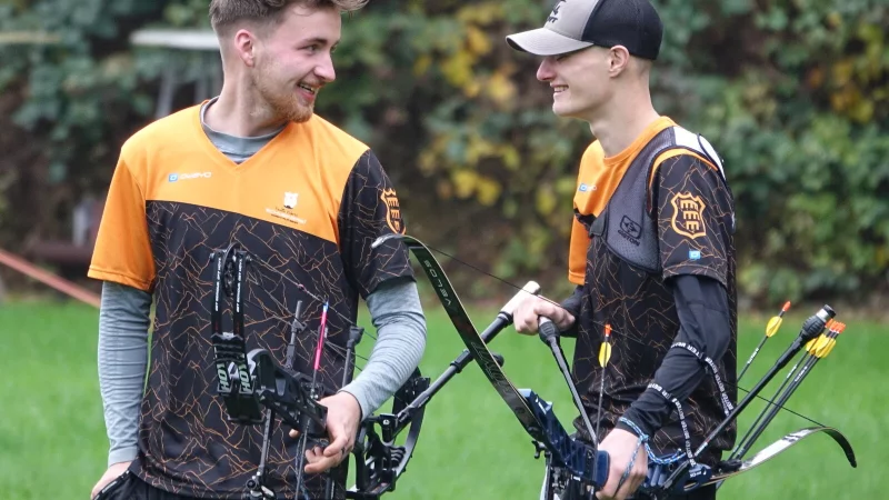 Falk Willemsen und Tom Petig (re.) schie&szlig;en regelm&auml;&szlig;ig in Bega auf dem Sportplatz. - &copy; Axel B&uuml;rger