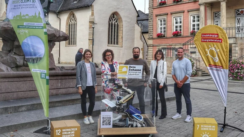 Experten stellen am Donnerstag, 25. September, auf dem Detmolder Marktplatz die Energieschlange Enni vor. - &copy; Verbraucherzentrale NRW