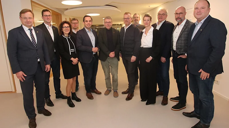 Freuen sich über eine gelungene Sitzung des Arbeitskreises Kreisumlage (von links): Augustdorfs Bürgermeister Dr. Andreas J. Wulf, Lages Bürgermeister Matthias Kalkreuter, Detmolds Erste Beigeordnete und Kämmerin Dr. Miriam Mikus, Björn Metzner (Fachgebiet Finanzen Kreis Lippe), Lügdes Bürgermeister Torben Blome, Landrat Meinolf Haase, Dörentrups Bürgermeister Friso Veldink, Uwe Bartels (Leiter Fachgebiet Finanzen Kreis Lippe), Bad Salzuflens Erste Beigeordnete und Kämmerin Melanie Koring, Rainer Grabbe (Kämmerer Kreis Lippe und Allgemeiner Vertreter des Landrats), Lemgos Erster Beigeordneter und Kämmerer Frank Limpke sowie Blombergs Bürgermeister Christoph Dolle. - © Kreis Lippe